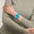 Blaue Armbanduhr mit blauem Zifferblatt, leuchtenden Zeigern und Indexen