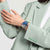 Armbanduhr mit schwarzem Armband und blauem Kunstzifferblatt auf Handgelenk