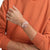 Armbanduhr mit mehrfarbigem Zifferblatt und Lederarmband am Handgelenk