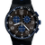 Chronograph-Uhr mit schwarzem Zifferblatt, blauen Hilfsziffern und schwarzem Kunststoffband.