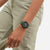 Olivgrüne Chronograph-Armbanduhr am Handgelenk, schwarz-weißes Zifferblatt im Detail