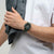 Olivgrüne Chronograph-Armbanduhr am Handgelenk, gut sichtbare Subdials auf schwarzem Zifferblatt