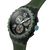 Olivgrüne Chronograph-Armbanduhr seitlich, mit Drückern und schwarzem Zifferblatt