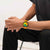 Armbanduhr am Handgelenk aufgestützt: orangefarbenes Band, grün-oranges Zifferblatt, Chronograph