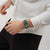 Herrenarmbanduhr am Handgelenk mit grünem Camouflage-Silikonband und Chronographenzifferblatt