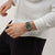 Herrenarmbanduhr am Handgelenk: Camouflage-Muster, grünes Band, Zifferblatt mit Chronograph