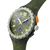 Chronographenarmbanduhr mit grünem Camouflage-Zifferblatt, schwarzen Akzenten und orangefarbenem Knopf