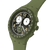 Herren-Chronograph in Seitenansicht mit olivegrünem Kunststoffgehäuse und schwarzem Zifferblatt