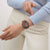 Armbanduhr am Handgelenk: rotes Silikonarmband und rotes Zifferblatt mit Chrono-Layout