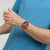 Swatch Herren-Armbanduhr am Handgelenk, orangefarbenes Band, dunkelblaues Chronograph-Zifferblatt