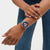 Chronographen-Uhr am Handgelenk mit blaugrünem Zifferblatt, rosa Armband und orangefarbenem Drücker