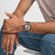 Chronographen-Uhr am Handgelenk, schwarzes Kunststoffarmband, grünes Zifferblatt mit roten Markierungen