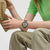 Chronographen-Uhr am Handgelenk mit schwarzem Kunststoffarmband und grünem Zifferblatt