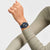 Herrenarmbanduhr am Handgelenk: blaues Silikonarmband, schwarzes Gehäuse, blaues Zifferblatt