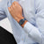 Herrenarmbanduhr am Handgelenk: blaues Zifferblatt, schwarzes Gehäuse, blaues Silikonband
