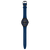 Herrenarmbanduhr in Seitenansicht: blaues Silikonarmband, rundes schwarzes Gehäuse