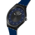 Herrenarmbanduhr im Detail: schwarzes Gehäuse, blaues Zifferblatt mit Leuchtzeigern, blaues Band