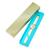 Damenarmbanduhr Swatch im blauen Karton: weißes Armband, goldene Lünette, blaues Zifferblatt.
