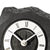 Montre de table en ardoise naturelle, détail de l'horloge avec chiffres romains blancs