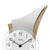 Horloge de table avec cadran blanc et couvercle en verre transparent sur un support en bois