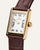 Quadratische Damenarmbanduhr mit braunem Lederband, römischen Ziffern und goldfarbener Lünette
