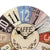 Horloge murale ronde avec cadran imprimé, ornements et cœur « CAFFE ».