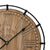 Détails de l'horloge murale : cadran en bois, chiffres romains et aiguilles noires, logo AMS