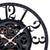 Vue détaillée de l'horloge murale : cadran noir et blanc et engrenages visibles avec logo AMS.