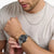Chronograph am Handgelenk mit Edelstahlarmband und schwarzem Zifferblatt