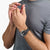 Thomas Sabo Herrenuhr am Handgelenk: schwarzes Zifferblatt, schwarzes Lederarmband.