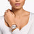 Bicolor Armbanduhr am Handgelenk mit silbernem Zifferblatt und roséfarbenem Metallband