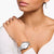 Thomas Sabo Damenarmbanduhr am Handgelenk, silbernes Milanaise-Armband, weißes Zifferblatt
