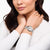 Silberne Damenuhr am Handgelenk, Metallarmband und Zifferblatt mit römischen Ziffern
