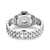 Silberfarbene Damenarmbanduhr mit gravierter Rückseite und Gliederarmband aus Metall