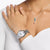 Damenuhr am Handgelenk mit mehrfarbigem Ziffernblatt und silberfarbenem Metallarmband