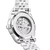 Rückseite einer silberfarbenen Herrenarmbanduhr mit Sicht auf Automatikwerk