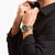 Bicolor-Herrenuhr am Handgelenk mit schwarzem Zifferblatt und Edelstahlarmband