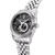 Herrenarmbanduhr mit geriffelter silberfarbener Lünette und schwarzem Zifferblatt