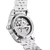Silberner Uhrenboden mit sichtbarer Mechanik und Metallarmband