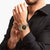 Armbanduhr Thomas Sabo am Handgelenk mit schwarzem Zifferblatt und goldenen Details im Bicolorband