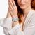 Thomas Sabo Armbanduhr am Handgelenk, eisblaues Zifferblatt, silbernes Edelstahlarmband