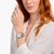 Armbanduhr von Thomas Sabo am Handgelenk: silbernes Band, rosafarbenes Zifferblatt