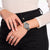 Thomas Sabo Damenuhr am Handgelenk mit silbernem Milanaise-Armband und rundem Zifferblatt