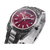 Silberne Armbanduhr mit dunkelrotem Zifferblatt, Stabindexen und Schmuckgravur