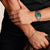 Thomas Sabo Armbanduhr am Handgelenk mit rauchgrünem Zifferblatt und silbernem Armband