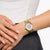 Damenuhr am Handgelenk, bicolor Armband mit weißem Zifferblatt und Schmetterlingen
