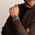 Herrenarmbanduhr am Handgelenk mit blauem Zifferblatt und Edelstahlarmband