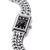 Damenuhr im Profil mit schwarzem Zifferblatt und silbernem Kettenarmband