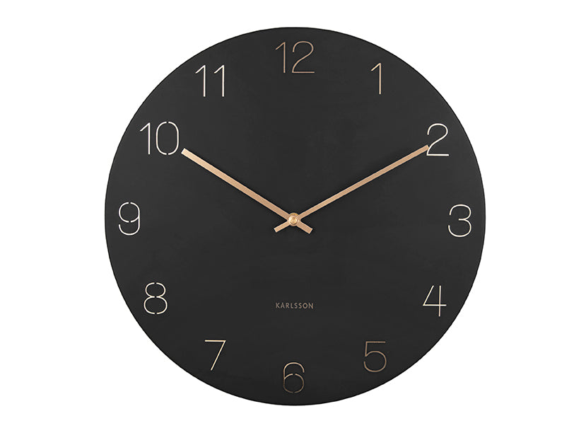 Horloge murale noire avec chiffres dorés gravés et aiguilles dorées, forme ronde