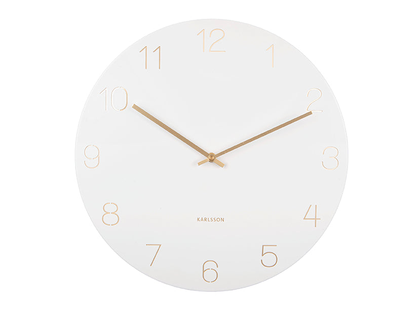 Horloge murale blanche avec aiguilles dorées et chiffres gravés